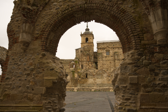 Arcos interiores de la panda oeste del claustro del monasterio de Carracedo